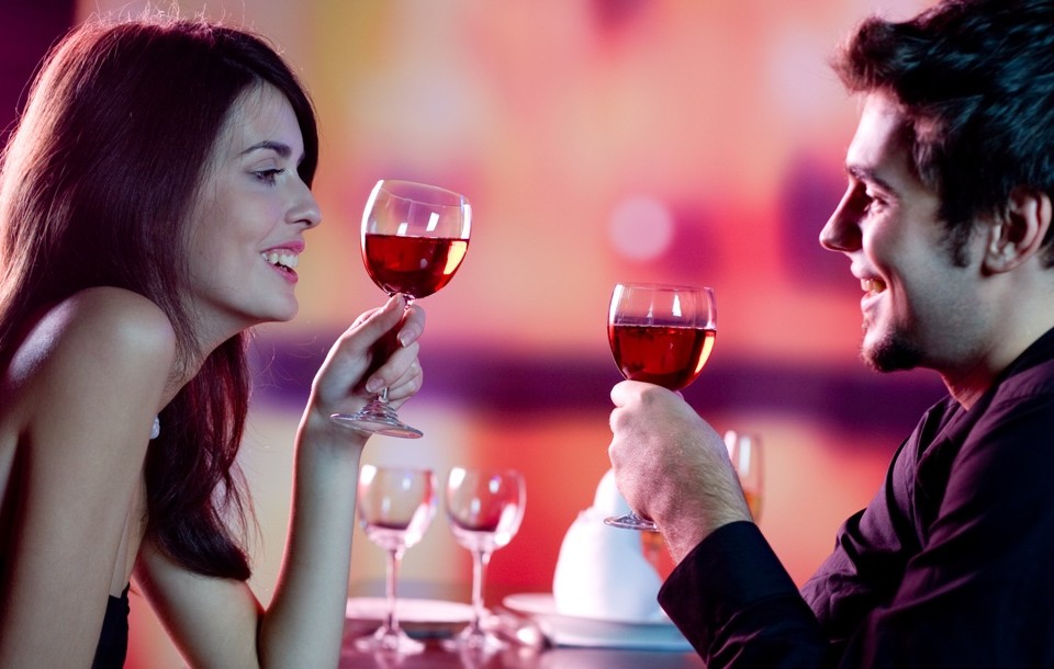 Dejtande par som dricker vin